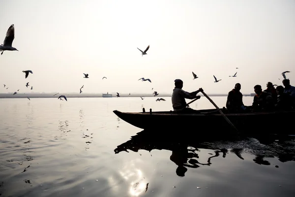 Pielgrzymi pływających łodzi na rzece Ganges — Zdjęcie stockowe