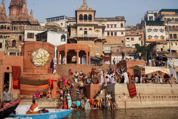 People wash the clothes in the river — Stock Photo, Image