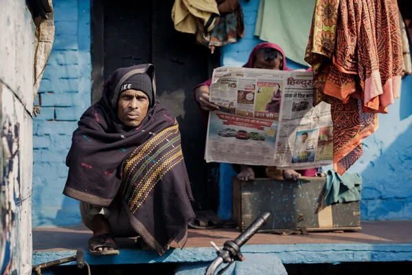 Indiase man zit in de buurt van huis — Stockfoto