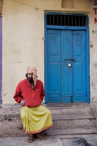 Indian man sitting near house — Stock Photo, Image