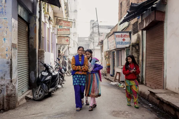 Indiska flickor promenad på gatan i Varanasi — Stockfoto