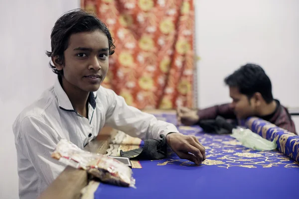 Indian boys work in Varanasi — Stock Photo, Image