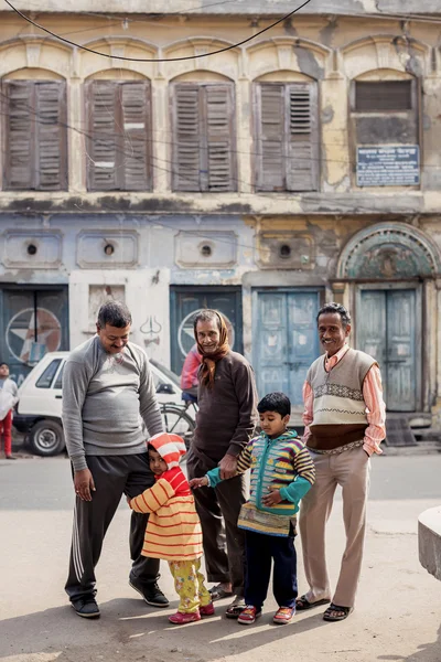 Indian men with kids in Varanasi — Stock Photo, Image