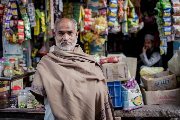 Indian starszy człowiek w Varanasi w Indiach — Zdjęcie stockowe