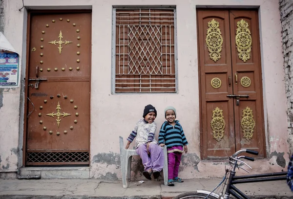 Indiase kinderen spelen in de buurt van huis — Stockfoto