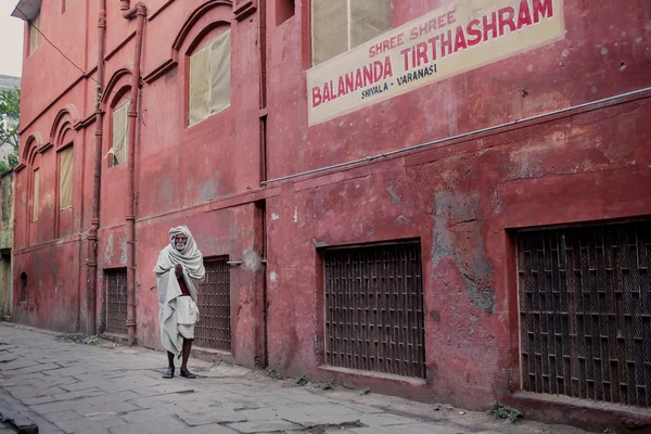 Indiase senior man op straat in Varanasi — Stockfoto