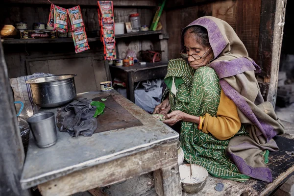 Kvinnan matlagning lite mat i Indien — Stockfoto