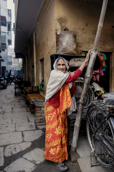 Starsza kobieta indyjska w Varanasi w Indiach — Zdjęcie stockowe