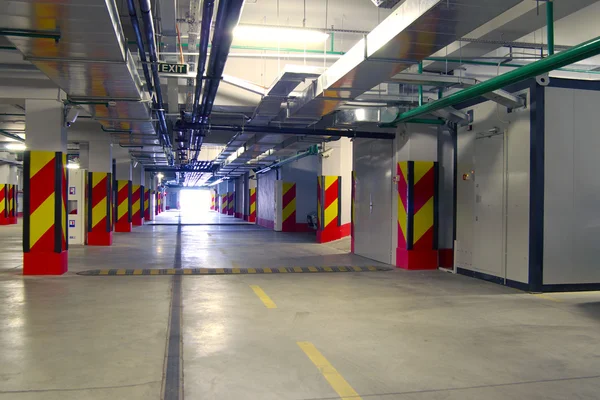 Ondergrondse parkeergarage — Stockfoto