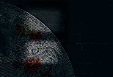 Yumuşak ışık desenli bir halıya düşer. Koyu ahşap döşeme üzerinde. İnce dokular ortaya çıkar..