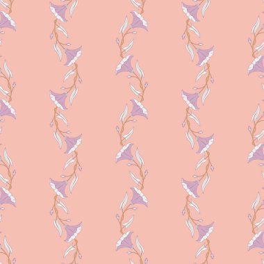 Çiçekler ve yosun yapraklarıyla kusursuz desen. Moda baskıları için mor sabah güzelliğindeki kır çiçekleriyle bir şablon. Açık pembe arka plan. Vektör illüstrasyonu