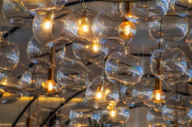 Yuvarlak plafondlarda yanan ve yanmayan lambalar