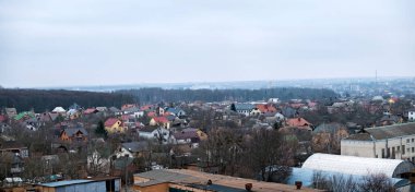 İlkbaharda Vinnitsa şehrinin özel sektörünün panoramik çekimi. Kore Bölgesi
