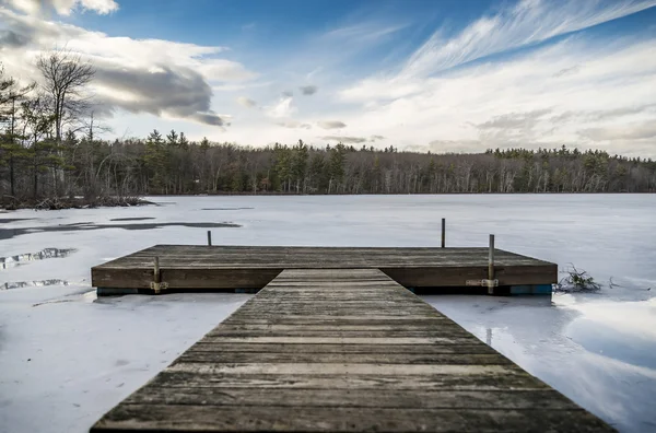 Vista del muelle flotante en un lago helado —  Fotos de Stock