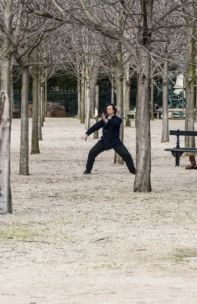 L'uomo pratica la disciplina orientale — Foto Stock