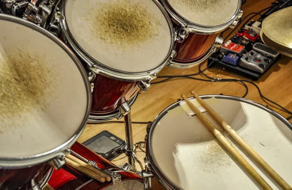 Oude drums in een studio — Stockfoto