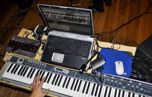 Muzikant speelt op keyboards — Stockfoto