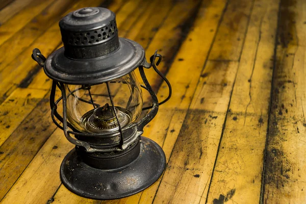 Lanterna velha isolado — Fotografia de Stock