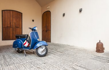 Mavi scooter Vespa