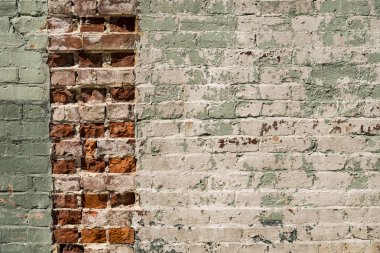 Arka plan olarak yıkık duvar