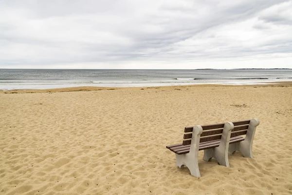 Panchina sulla spiaggia dell'oceano — Foto Stock