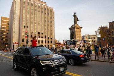 2020 ABD başkanlık seçimlerinde Portland şehir merkezinde Joe Bidens 'in zaferini kutluyorlar