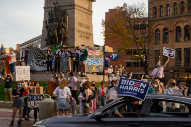 PORTLAND, MAINE, ABD - 07 Kasım 2020: Maine 'de Joe Biden' ın 2020 ABD başkanlık seçimlerinde kazandığı zaferi kutladılar.