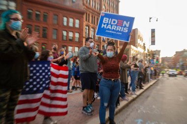 PORTLAND, MAINE, ABD - 07 Kasım 2020: Maine 'de Joe Biden' ın 2020 ABD başkanlık seçimlerinde kazandığı zaferi kutladılar.