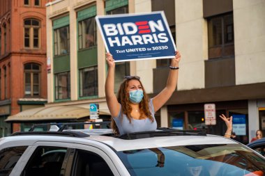 PORTLAND, MAINE, ABD - 07 Kasım 2020: Maine 'de Joe Biden' ın 2020 ABD başkanlık seçimlerinde kazandığı zaferi kutladılar.
