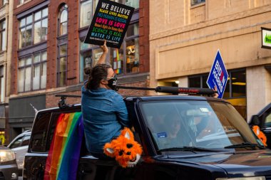 PORTLAND, MAINE, ABD - 07 Kasım 2020: Maine 'de Joe Biden' ın 2020 ABD başkanlık seçimlerinde kazandığı zaferi kutladılar.