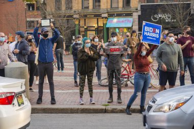 PORTLAND, MAINE, ABD - 07 Kasım 2020: Maine 'de Joe Biden' ın 2020 ABD başkanlık seçimlerinde kazandığı zaferi kutladılar.