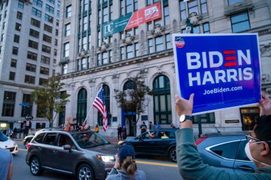 PORTLAND, MAINE, ABD - 07 Kasım 2020: Maine 'de Joe Biden' ın 2020 ABD başkanlık seçimlerinde kazandığı zaferi kutladılar.