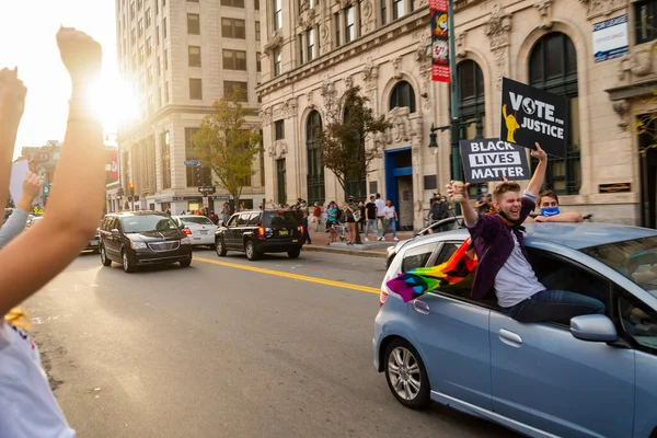 Mainers vieren Joe Bidens overwinning van de Amerikaanse presidentsverkiezingen in 2020 in het centrum van Portland — Stockfoto