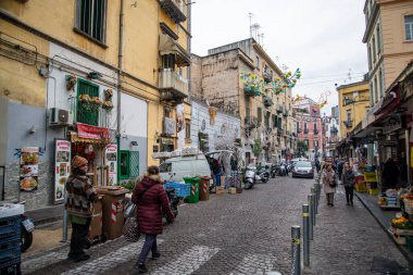 Napoli 'nin Rione Sanita mahallesindeki dar sokaklar. Stella mahallesinde asılı renkli çamaşır ve trafik var.