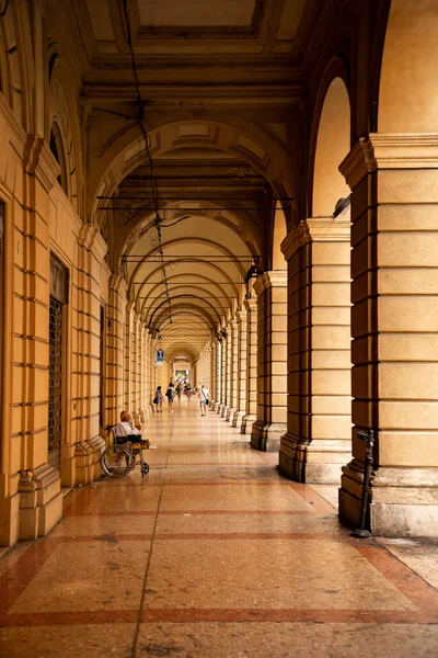 Colunas e arcadas, Pórtico, típico do centro da cidade de Bolonha, Itália — Fotografia de Stock