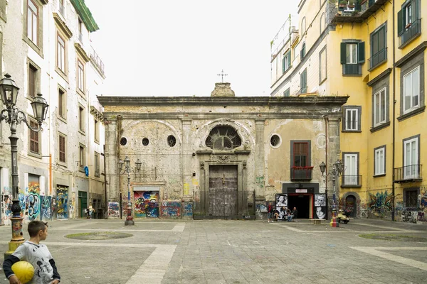 Banchi Nuovi vierkante cafe met traditionele architectuur in het historische centrum van Napels, Italië — Stockfoto