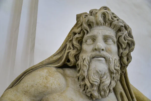那不勒斯国家考古博物馆的大理石雕像 该博物馆收藏了大量来自庞培 斯塔比亚和赫拉克勒斯的罗马文物 — 图库照片