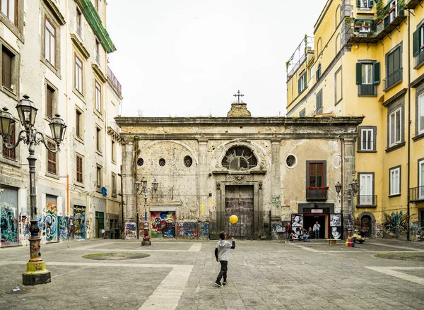 Banchi Nuovi náměstí kavárna s tradiční architekturou v historickém centru Neapole, Itálie — Stock fotografie