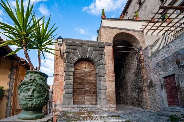 Arquitectura medieval en el pequeño pueblo de Bolsena, Italia — Foto de Stock