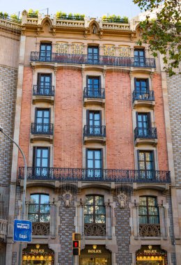 BARCELONA, SPAIN- 19 Aralık 2018: Barcelona şehir merkezindeki Eski Bina, 19 Aralık 2018 tarihinde İspanya 'nın Barselona kentinde