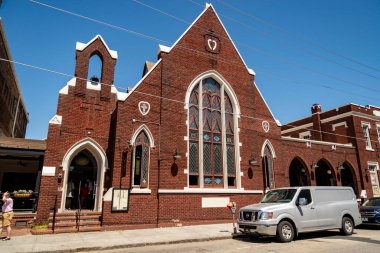 Tarihi Charleston City Pazarı. Ülkelerin en eski kamu pazarlarından biri olan ziyaretçiler 300 'den fazla girişimci buluyor.