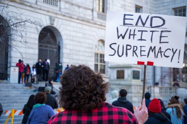Asyalıları destekleyen tabelalar tutan ve Portland Maine 'deki beyazların üstünlüğünü protesto eden insanlar