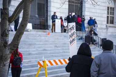 Asyalıları destekleyen tabelalar tutan ve Portland Maine 'deki beyazların üstünlüğünü protesto eden insanlar
