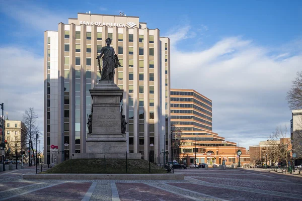 Centro con edificio de ladrillos viejos y calles viejas en Portland Maine. — Foto de Stock