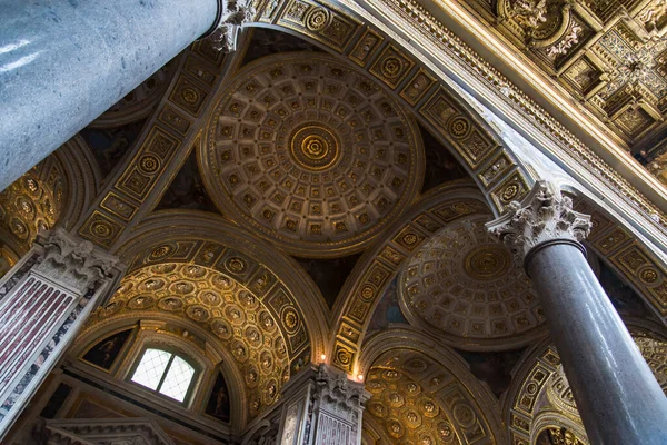 A igreja Gerolamini no centro histórico de Nápoles, Itália — Fotografia de Stock