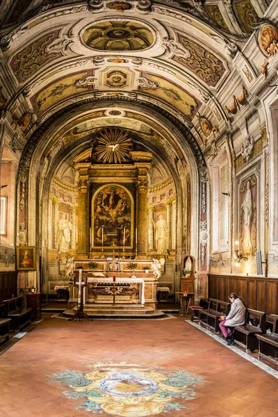 La iglesia Gerolamini en el centro histórico de Nápoles, Italia —  Fotos de Stock