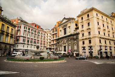 NAPLES, İtalya - 18 Aralık 2019: Napoli, İtalya 'daki tarihi binalarla Piazza Trieste e Trento