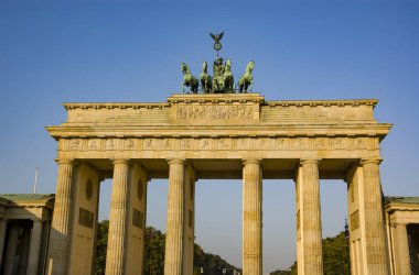 Branderburg kapısının silueti Berlin, Almanya 'da gün batımında