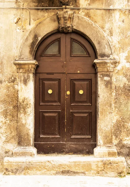 Porta italiana de madeira velha na pequena aldeia de Scanno — Fotografia de Stock