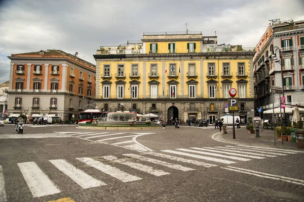Piazza Terst e Trentoand historické budovy, Neapol, Itálie — Stock fotografie